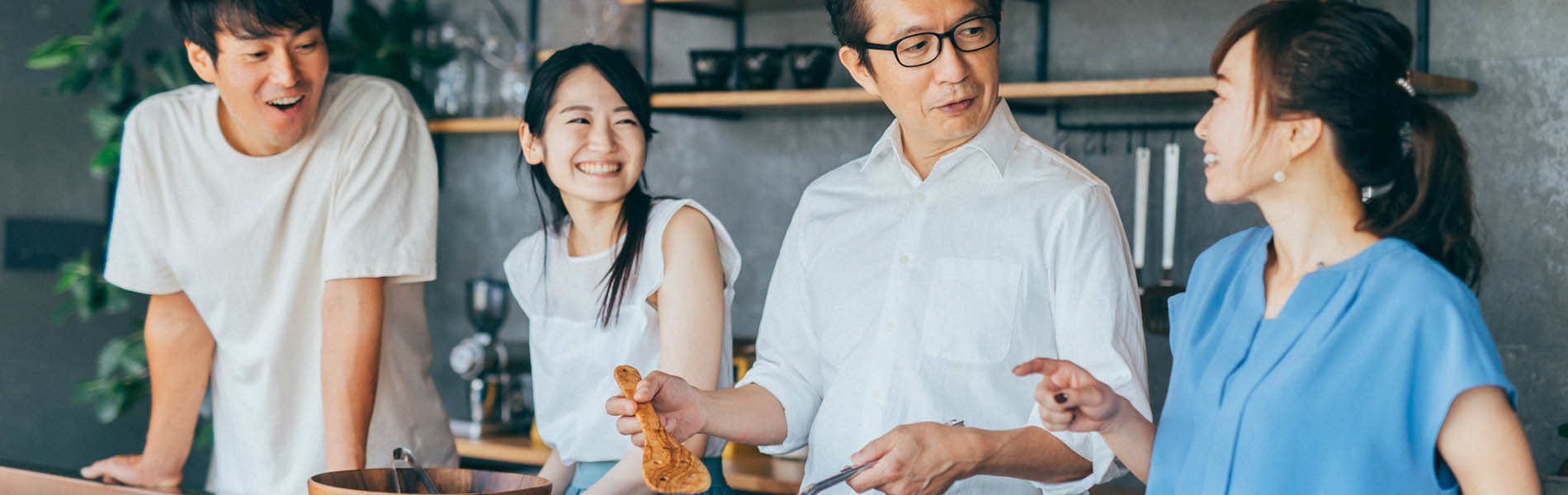 料理を楽しく学ぶ生徒たち